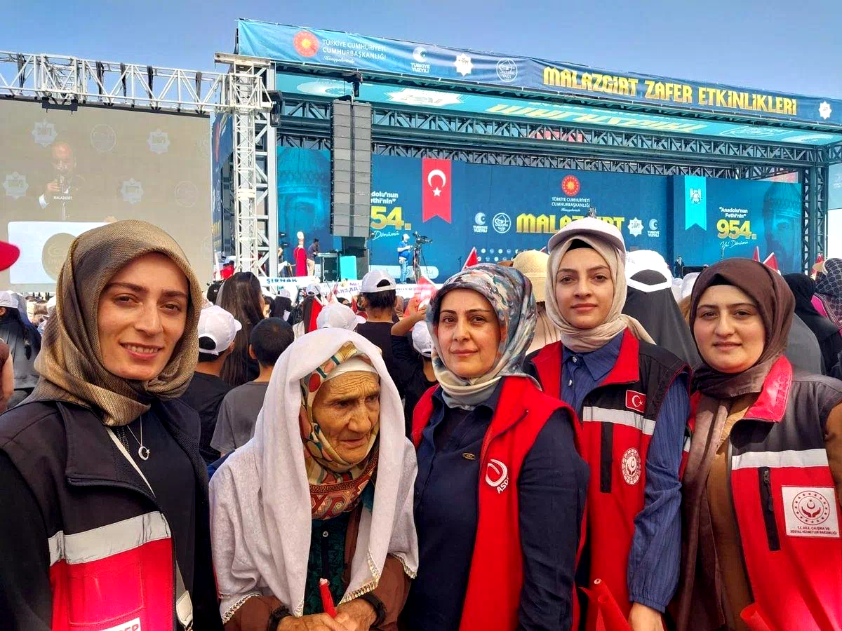 Malazgirt Zaferi’nin 954. yılında Erzurumlu Hüsna teyze dualarıyla tarihe tanıklık etti