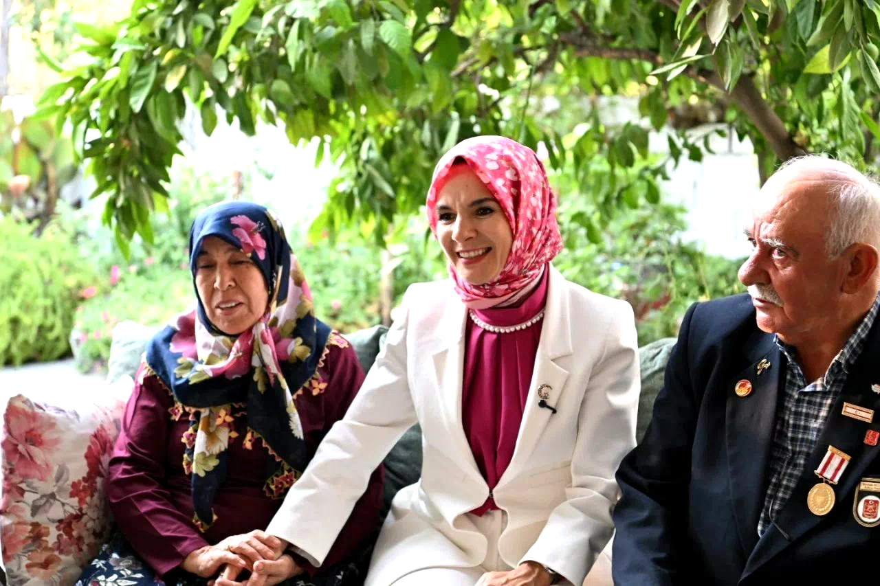 Manisa’da 48 yıllık evli çifte Bakan Göktaş’tan tebrik