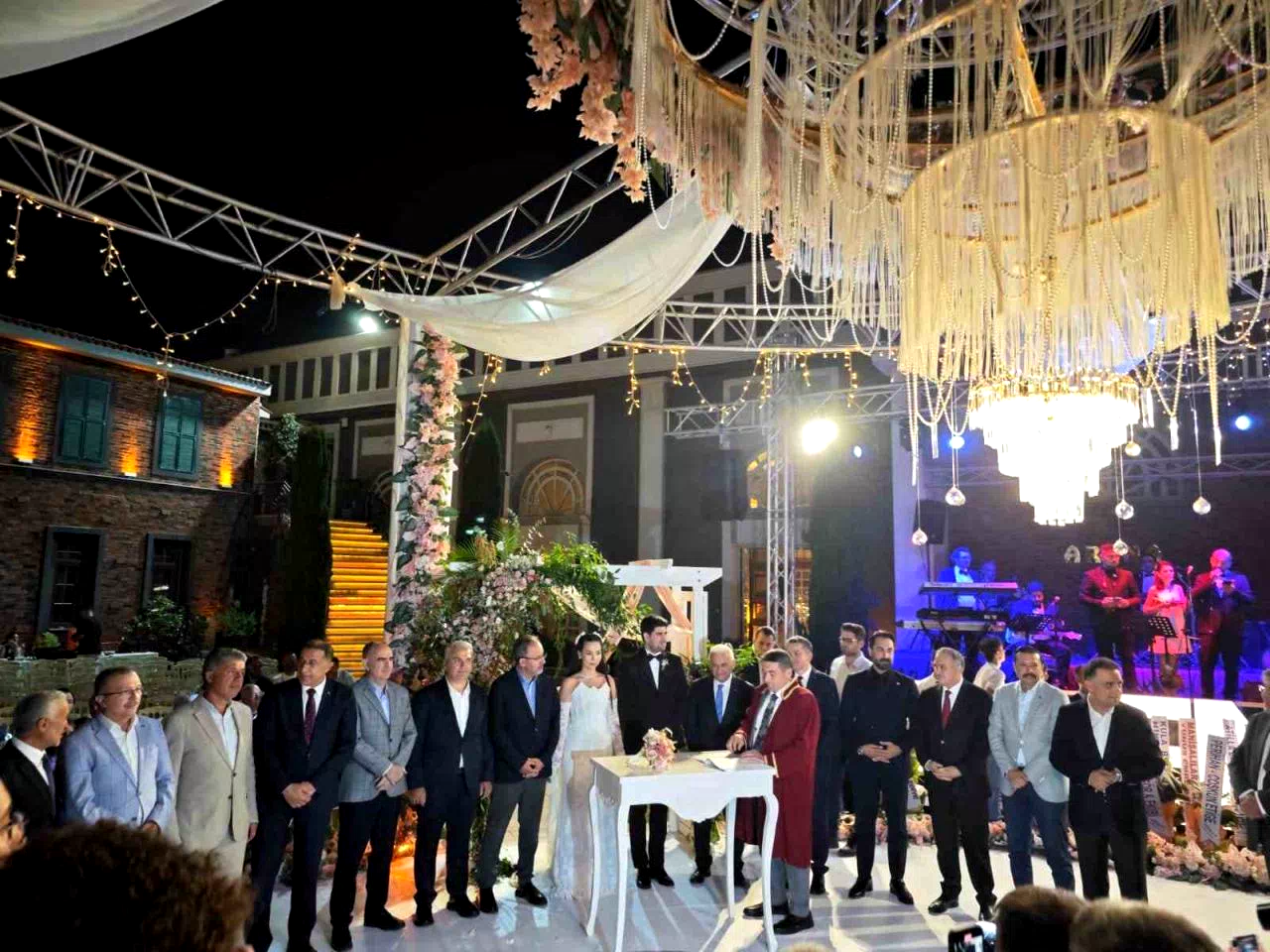 Manisa’da siyaset dünyası bu düğünde buluştu