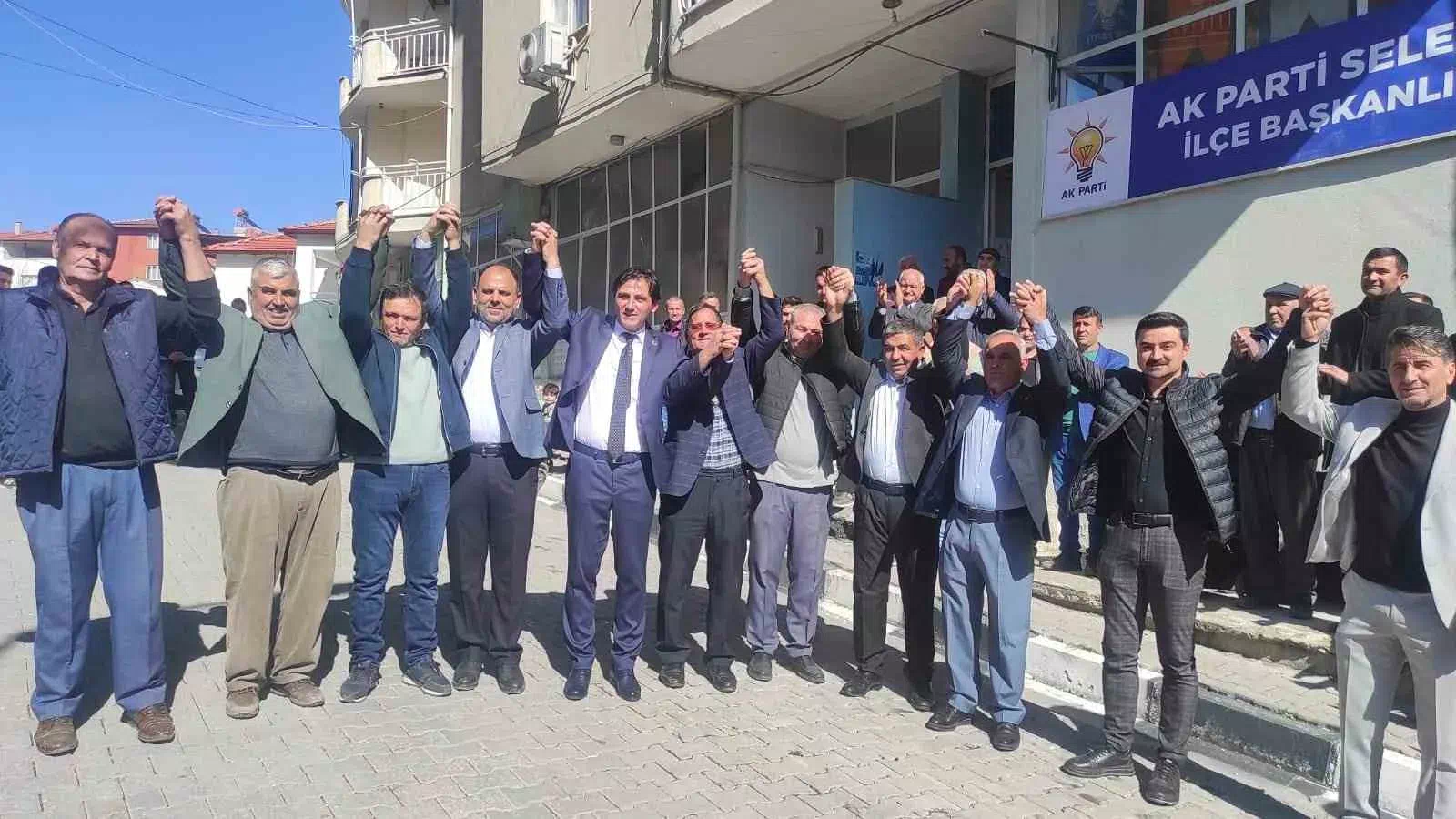 Manisa Selendi’de 3 Belediye Meclis Üyesi AK Parti’ye Katıldı.