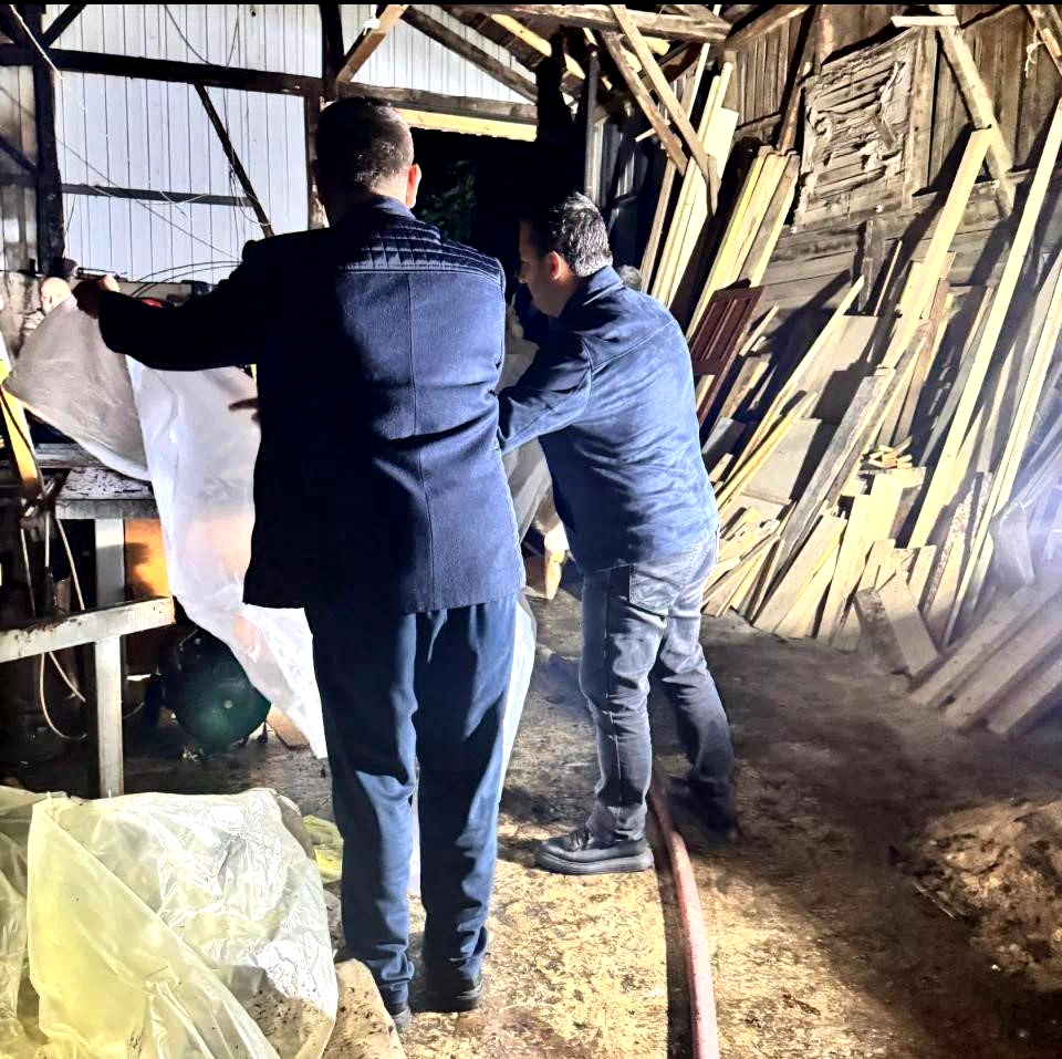 Marangoz atölyesinde çıkan yangın itfaiye ekiplerince söndürüldü