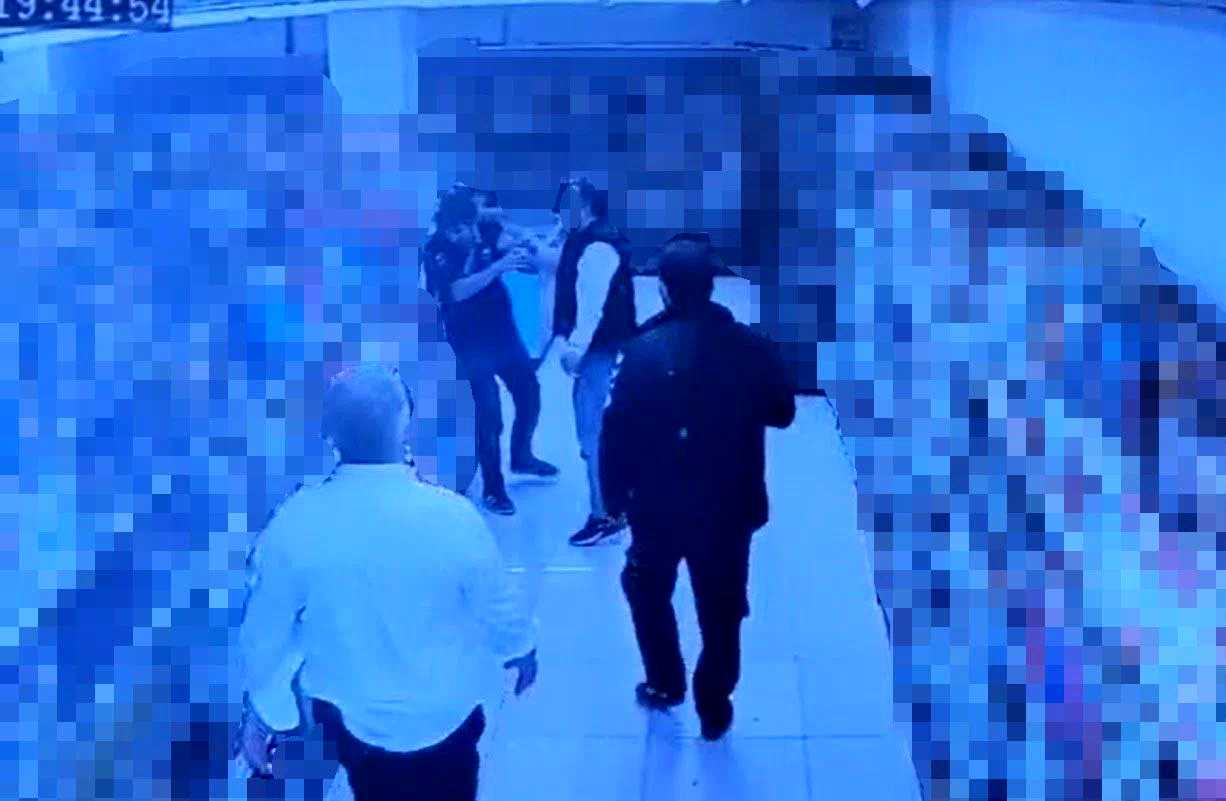 Markette “şeker dökme” diye uyarınca darbedildi: O anlar kamerada