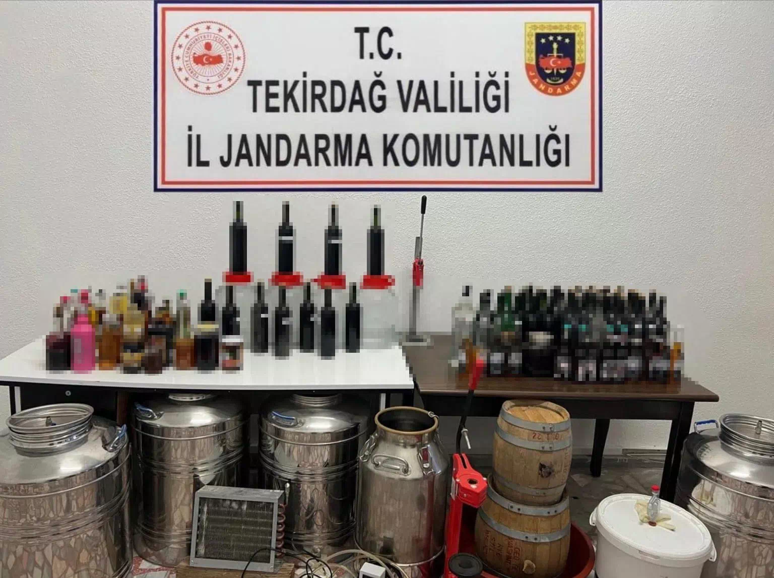 Marmaraereğlisi’nde Kaçak İçki ve Üretim Malzemeleri Ele Geçirildi