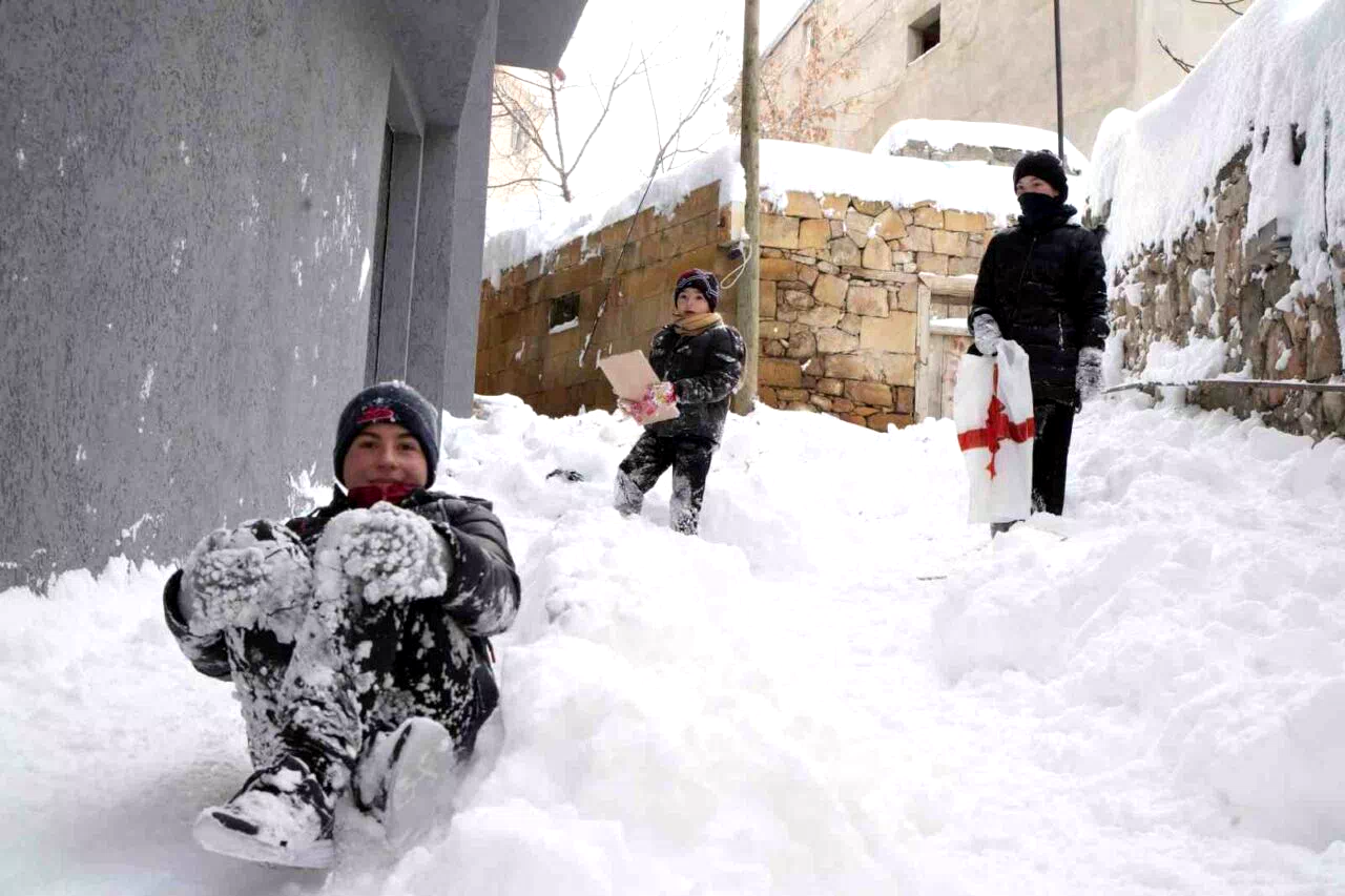 Mart kapıdan baktırdı: Bayburt güne 15 santimetre karla uyandı