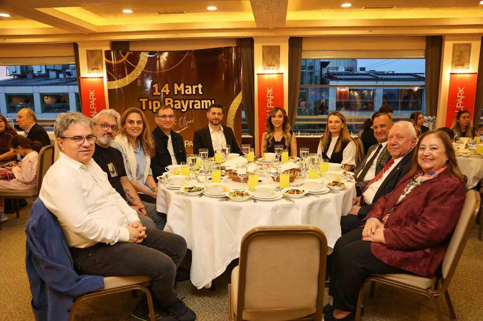 Medical Park Karadeniz Hastanesi çalışanları, 14 Mart Tıp Bayramı’nda iftar yemeğinde buluştu.