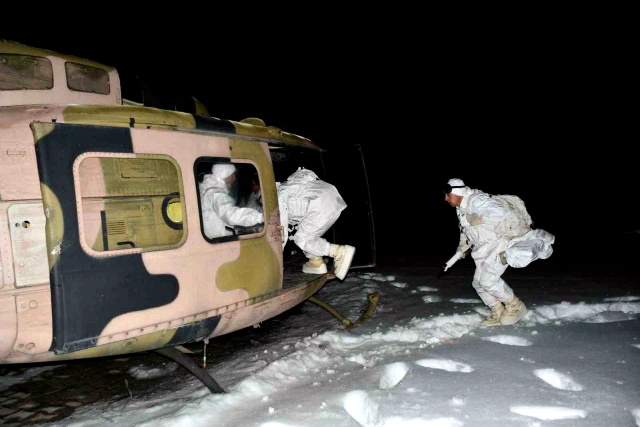 Mehmetçiğin karlı arazide gece eğitimi