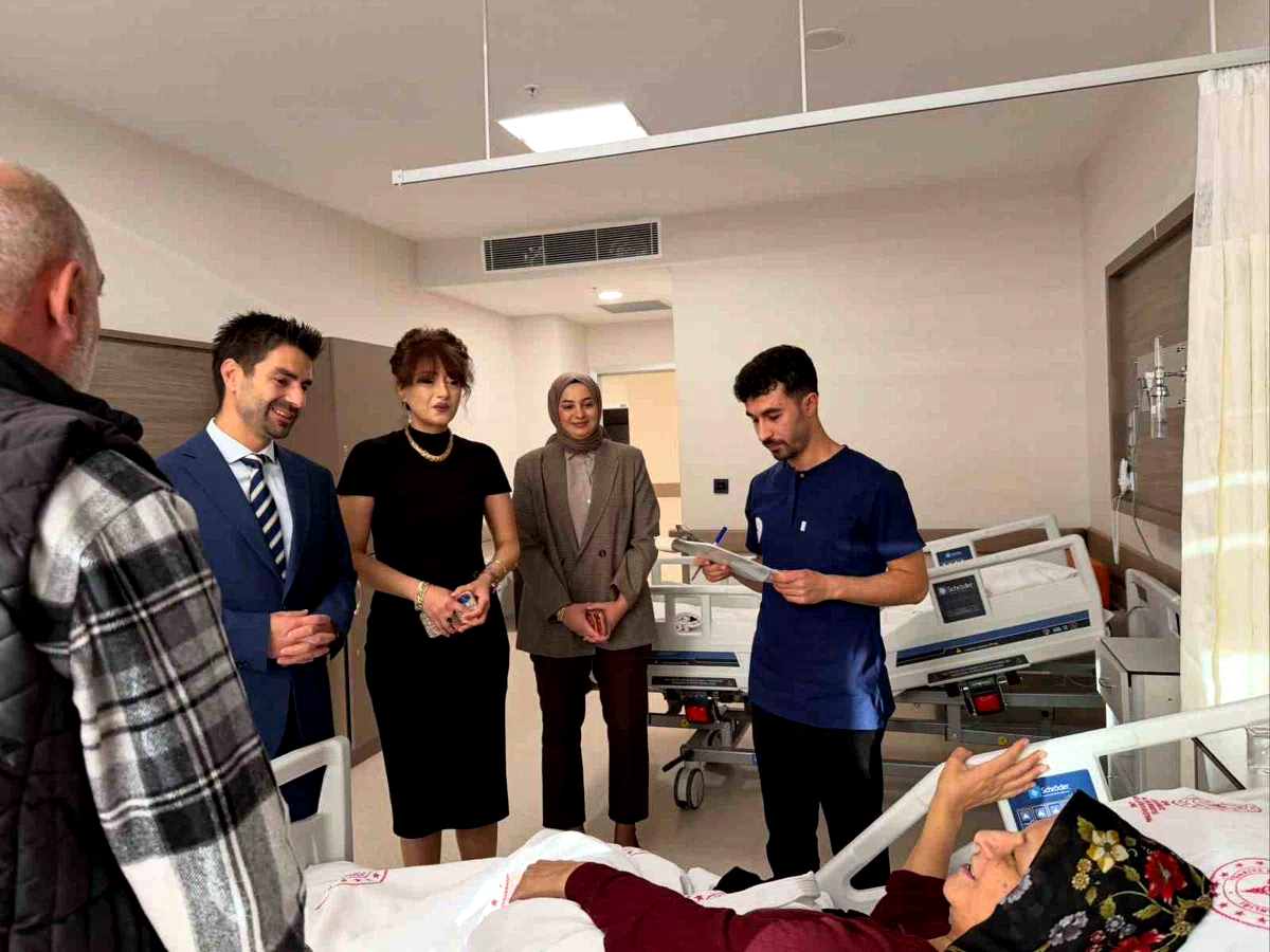 Mengücek Gazi EAH yönetiminden Hasta Hakları Günü’nde hasta ziyareti