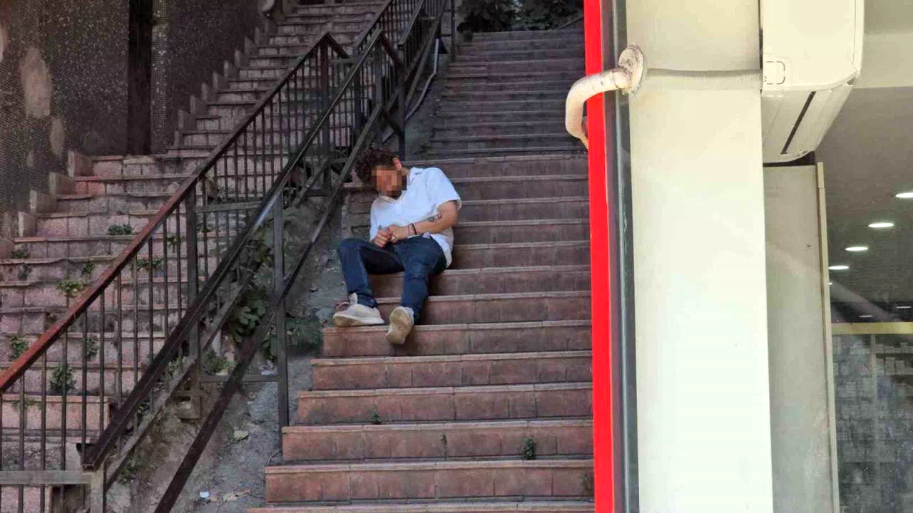 Merdivenlerde baygın bulunan kişi hastaneye kaldırıldı