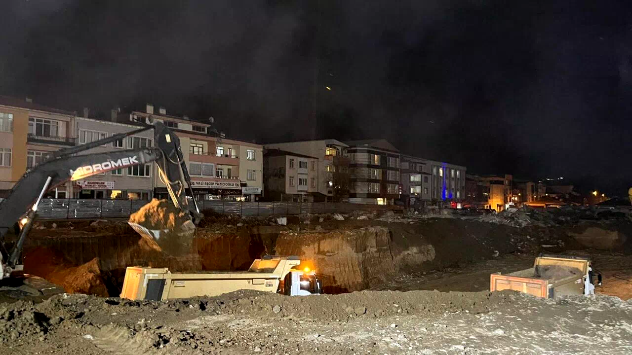 Merkez Çarşısı Kentsel Dönüşümünde hafriyat çalışmaları sürüyor