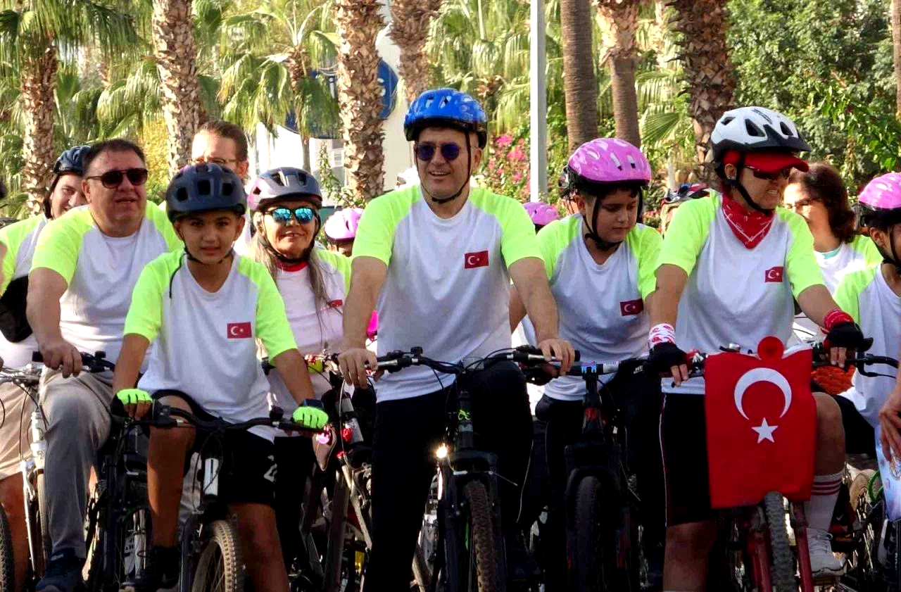 Mersin’de yaşlısından gencine bisiklet tutkunları pedal çevirdi