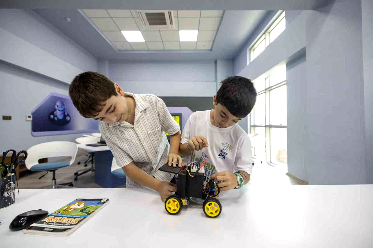 Mersinli öğrenciler robotik kodlama yarışmalarında derece elde etti