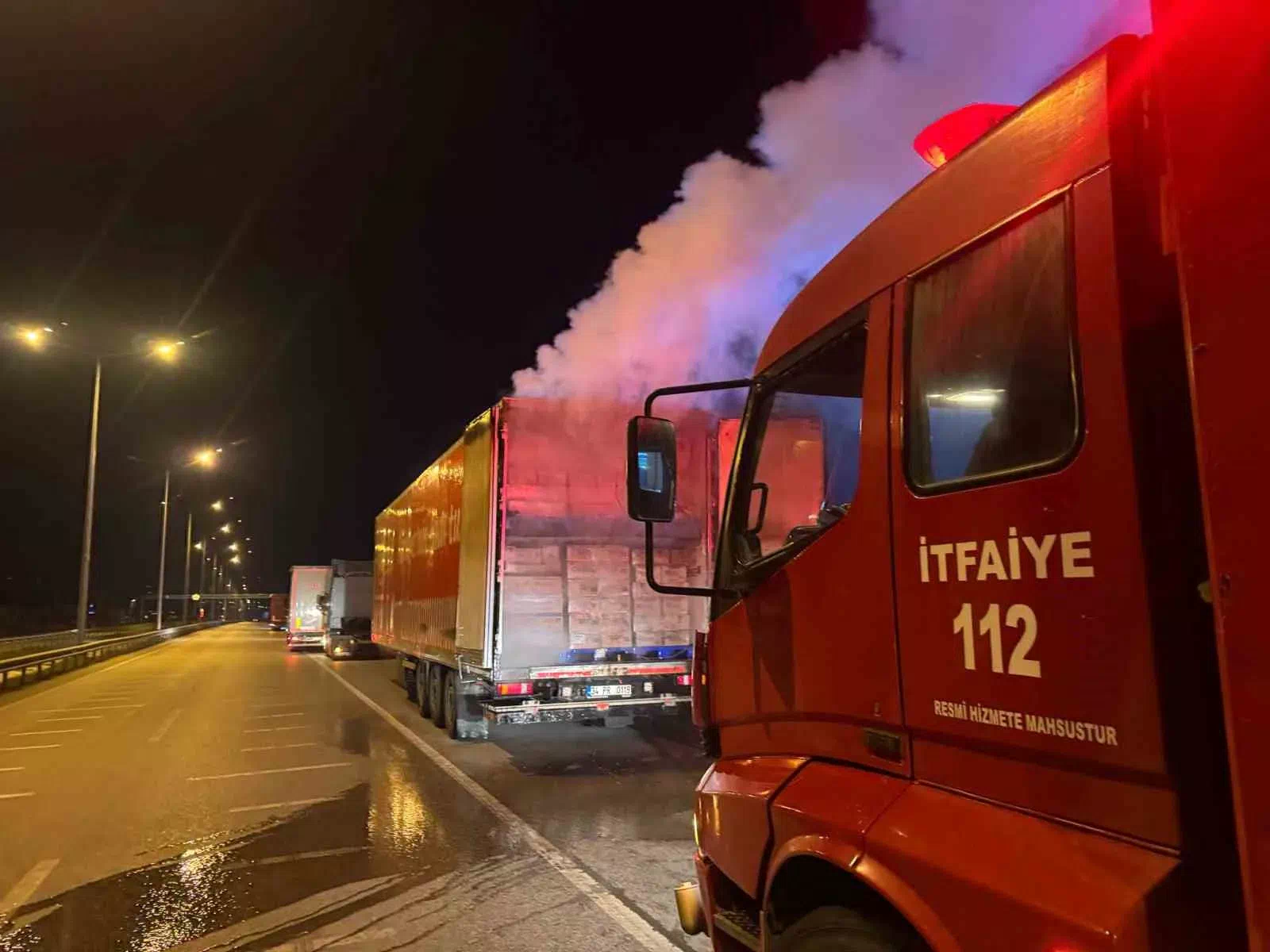 MERZİFON’DA KURUYEMİŞ YÜKLÜ TIR’IN DORSESİNDE YANGIN ÇIKTI