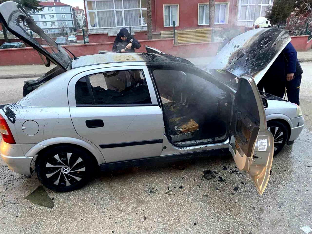 Merzifon’da yanan otomobil kullanılmaz hale geldi