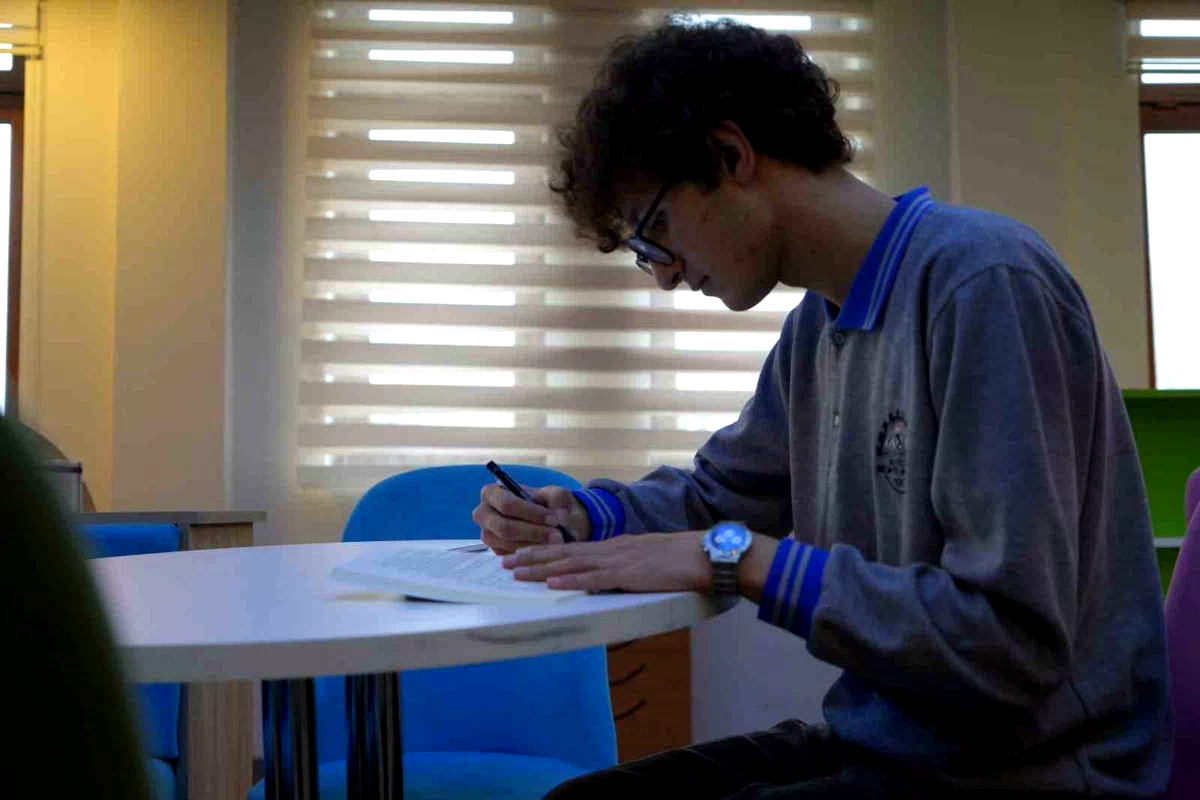 Meslek lisesi öğrencisinin edebiyat tutkusu romana dönüştü: 4 ayda kitap yazdı
