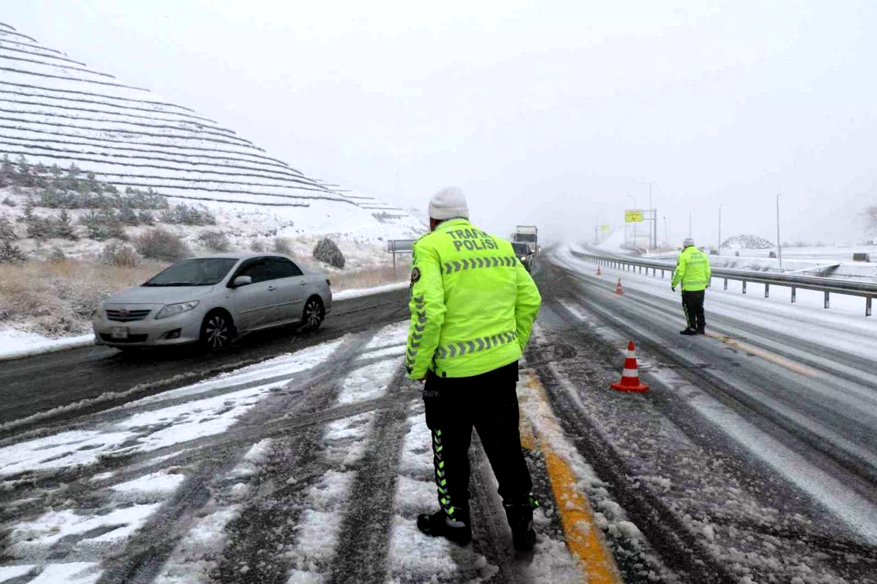 Meteoroloji’den Erzincan, Erzurum ve Bayburt için kuvvetli kar ve fırtına uyarısı