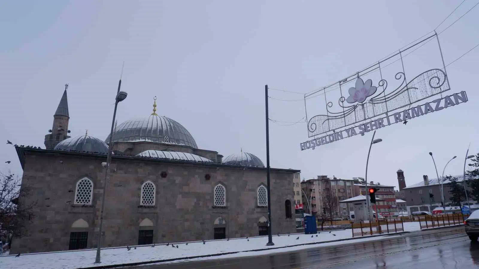Meteorolojiden Erzurum ve Erzincan için hava durumu uyarısı geldi: Parçalı ve çok bulutlu, hafif kar yağışlı geçişler bekleniyor.