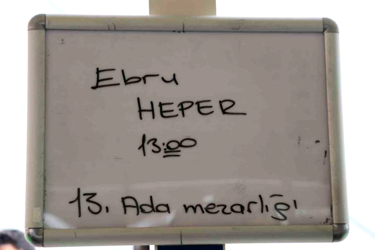 Metrobüs kazasında hayatını kaybeden Ebru Heper defnedildi