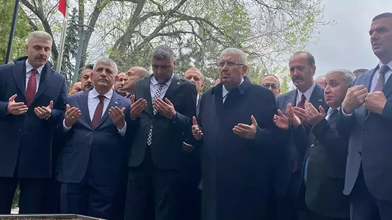 MHP Başkanlık Divanı, Alparslan Türkeş'i mezarı başında andı: Bahçeli katılmadı