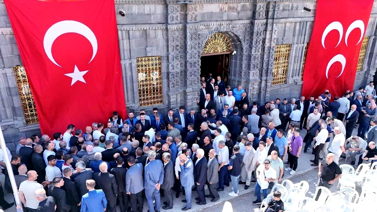 MHP’de bayramlaşma programına yoğun ilgi