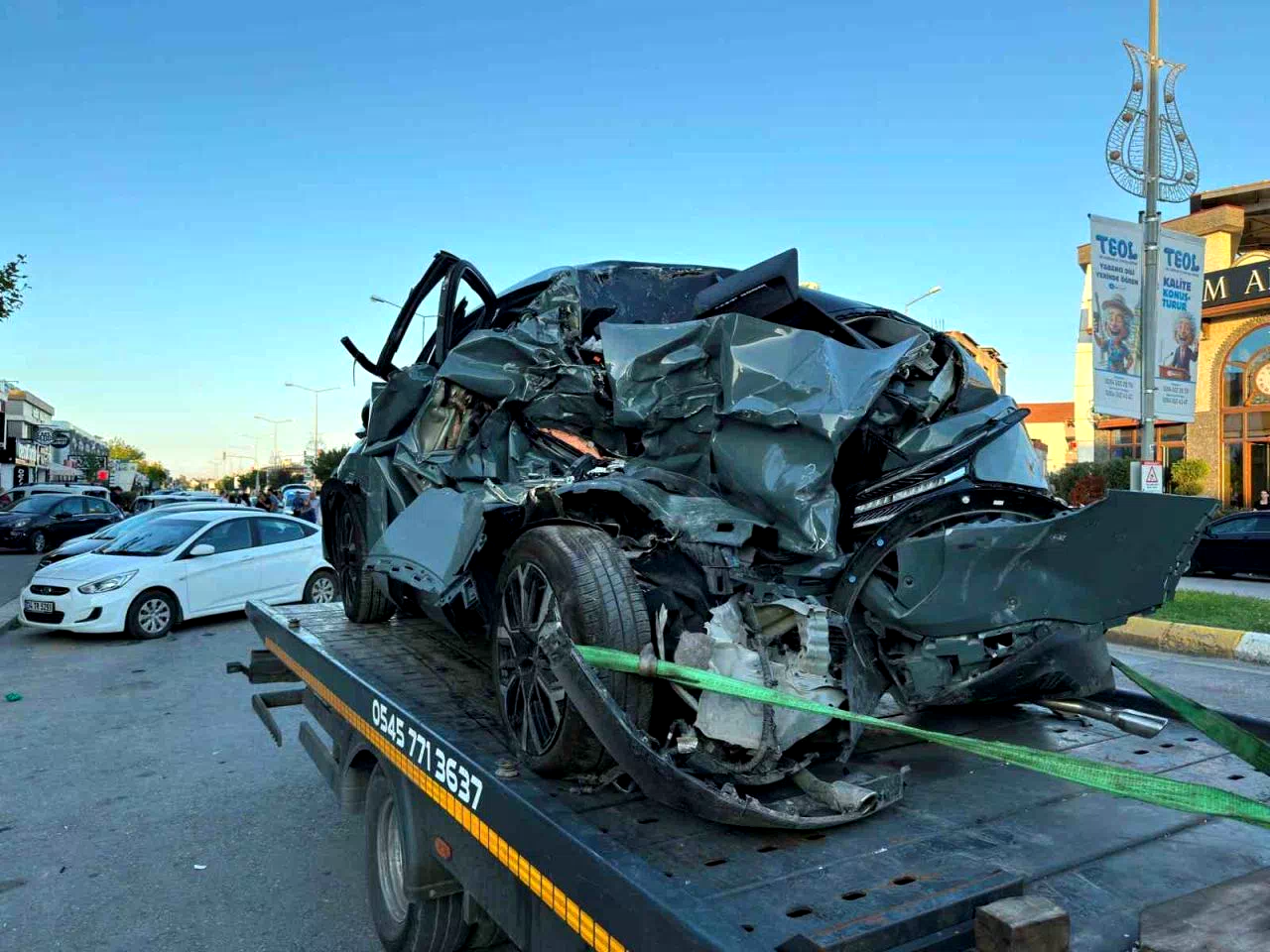 Mikserin çarptığı otomobil 4 araca çarptı: 2 çocuk yaralı