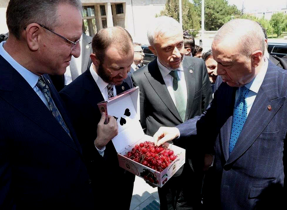 Milletvekillerinden Cumhurbaşkanı Erdoğan’a Kütahya kirazı ikramı