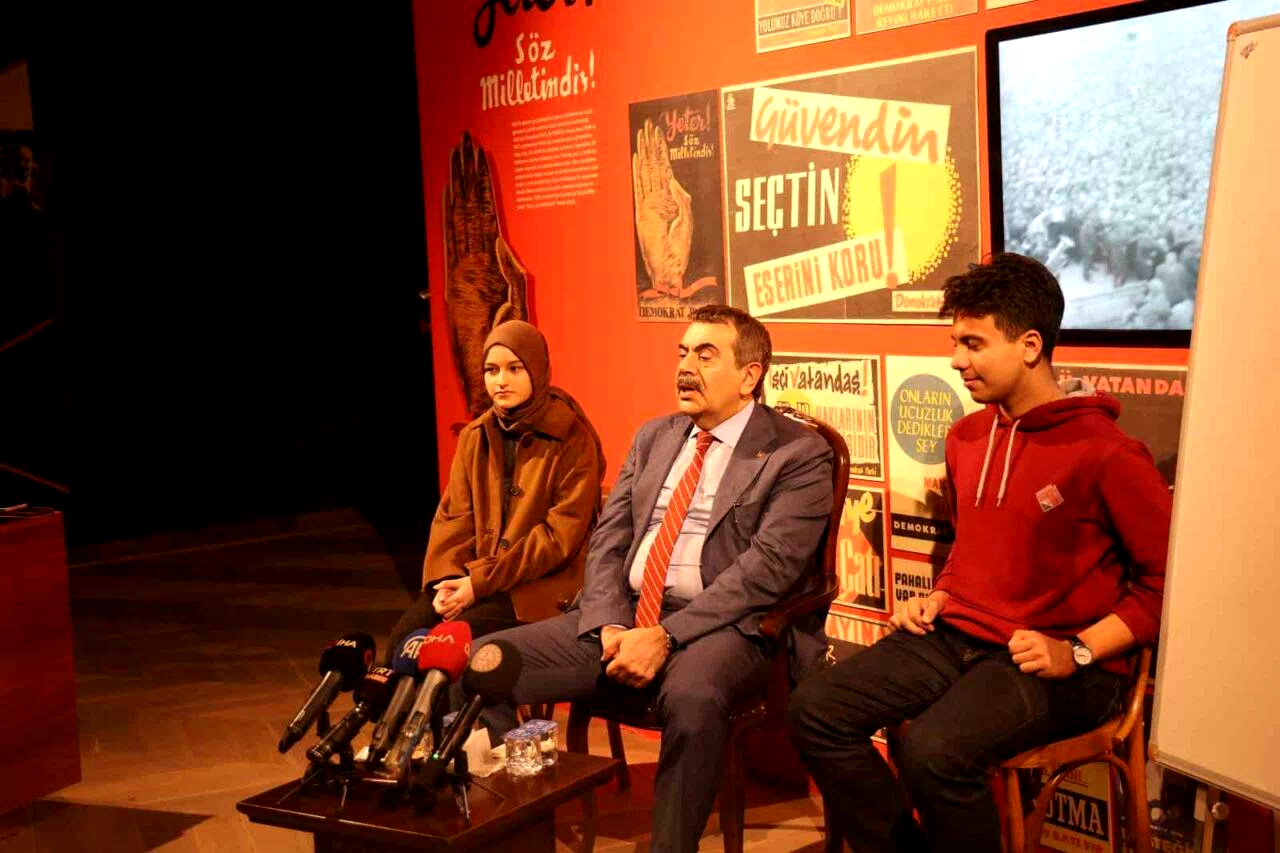 Milli Eğitim Bakanı Tekin’den Aydın’da ’Demokrasi ve Însan’ dersi