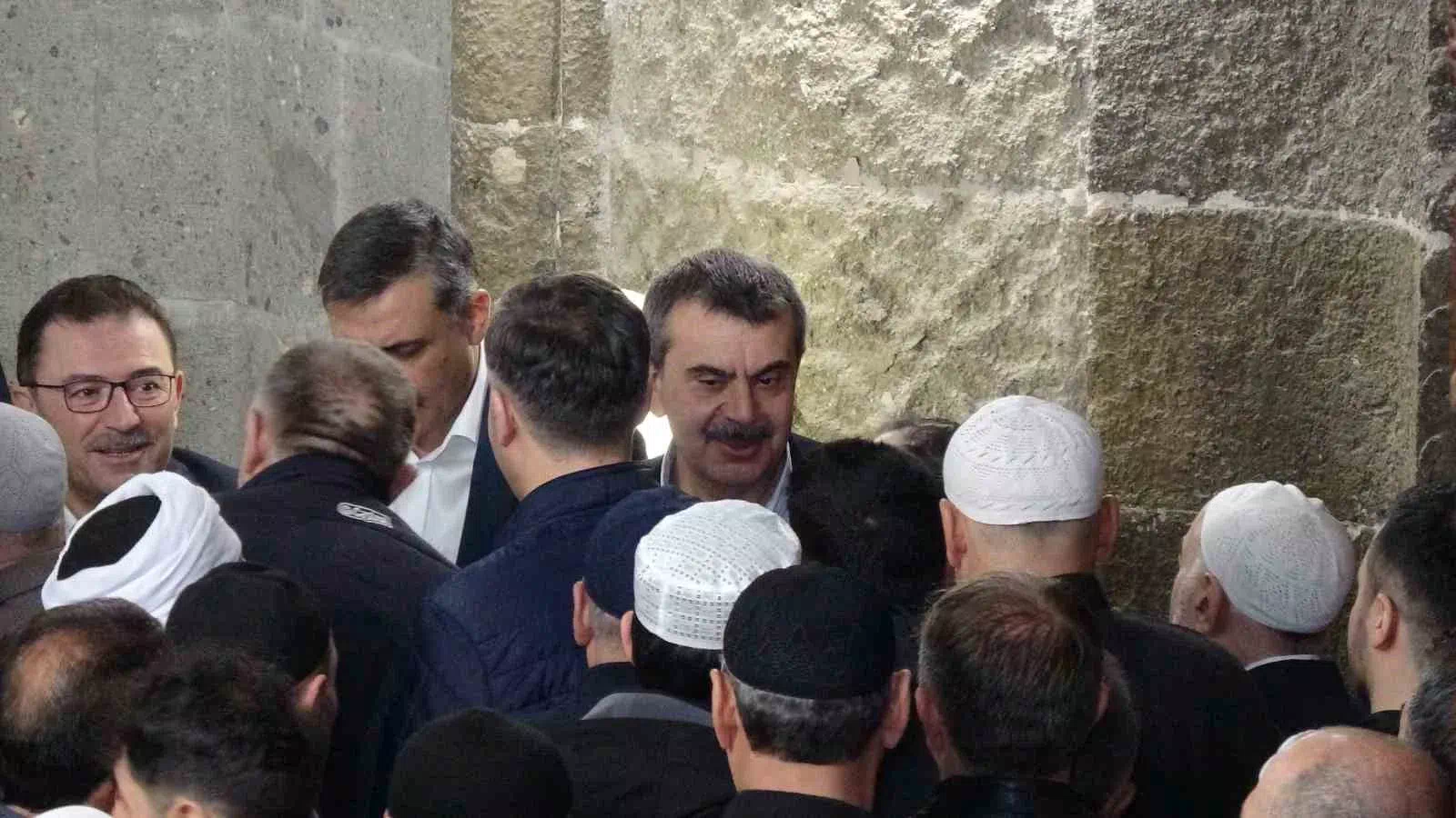 Milli Eğitim Bakanı Tekin, Erzurum’da Bayram Namazı Kıldı