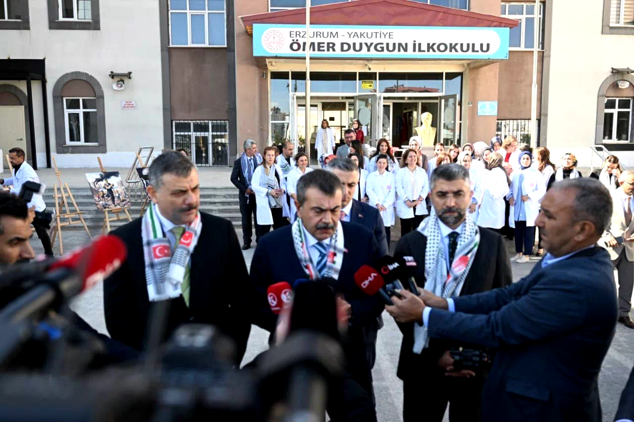 Milli Eğitim Bakanı Tekin: “On binlerce insan, 60 binin üzerinde insanın şehit edildiği bir soykırım sürecini yaşıyoruz”