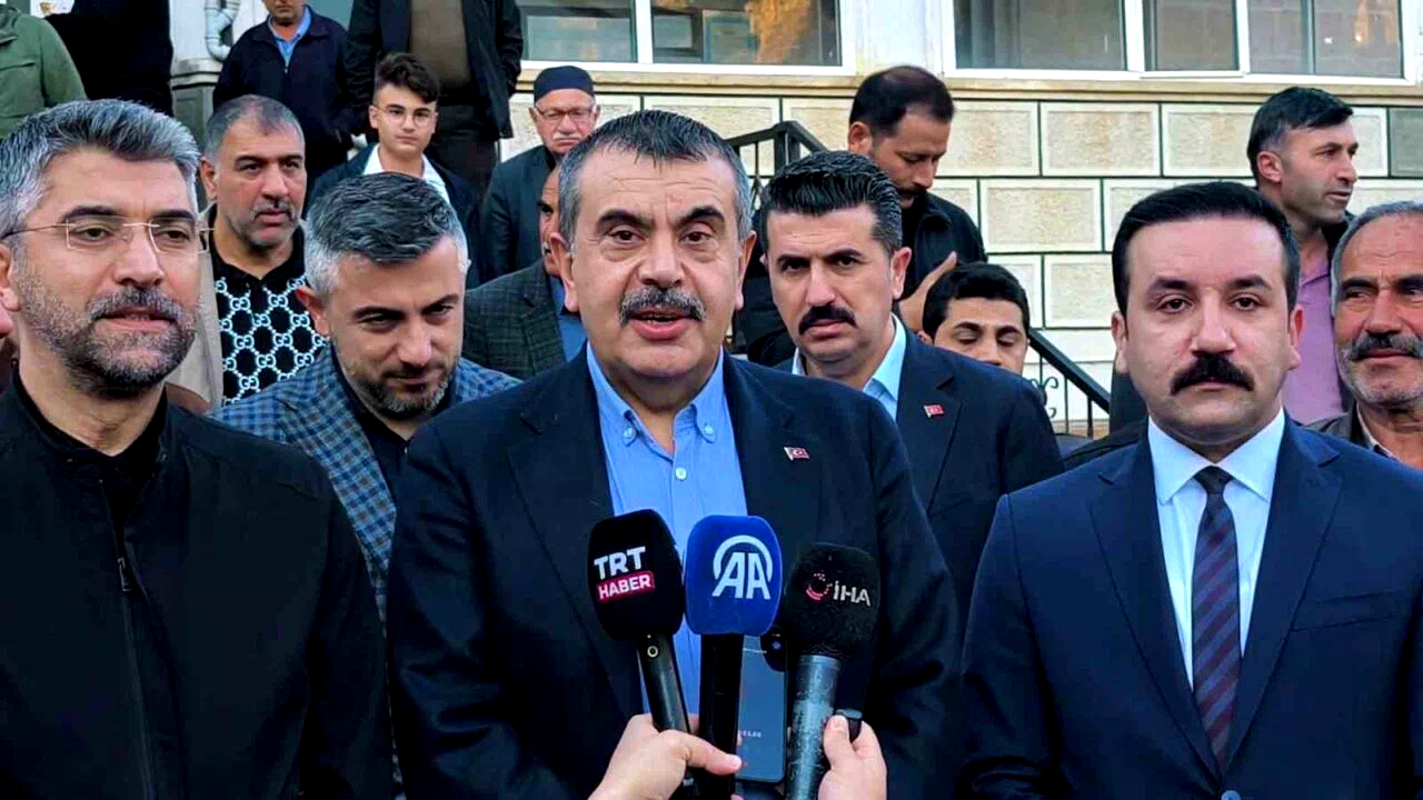 Milli Eğitim Bakanı Yusuf Tekin bayram namazını baba ocağı Uzundere’de kıldı