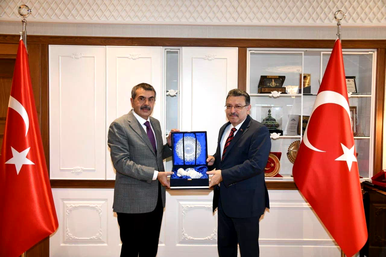 Milli Eğitim Bakanı Yusuf Tekin’den Trabzon Büyükşehir Belediyesi’ne ziyaret