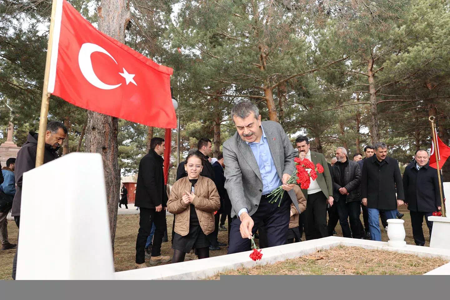 Millî Eğitim Bakanı Yusuf Tekin, Erzurum’da şehitleri ziyaret etti ve dua etti.