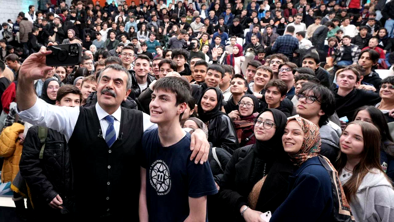 Millî Eğitim Bakanı Yusuf Tekin, gençlerle bir araya geldi