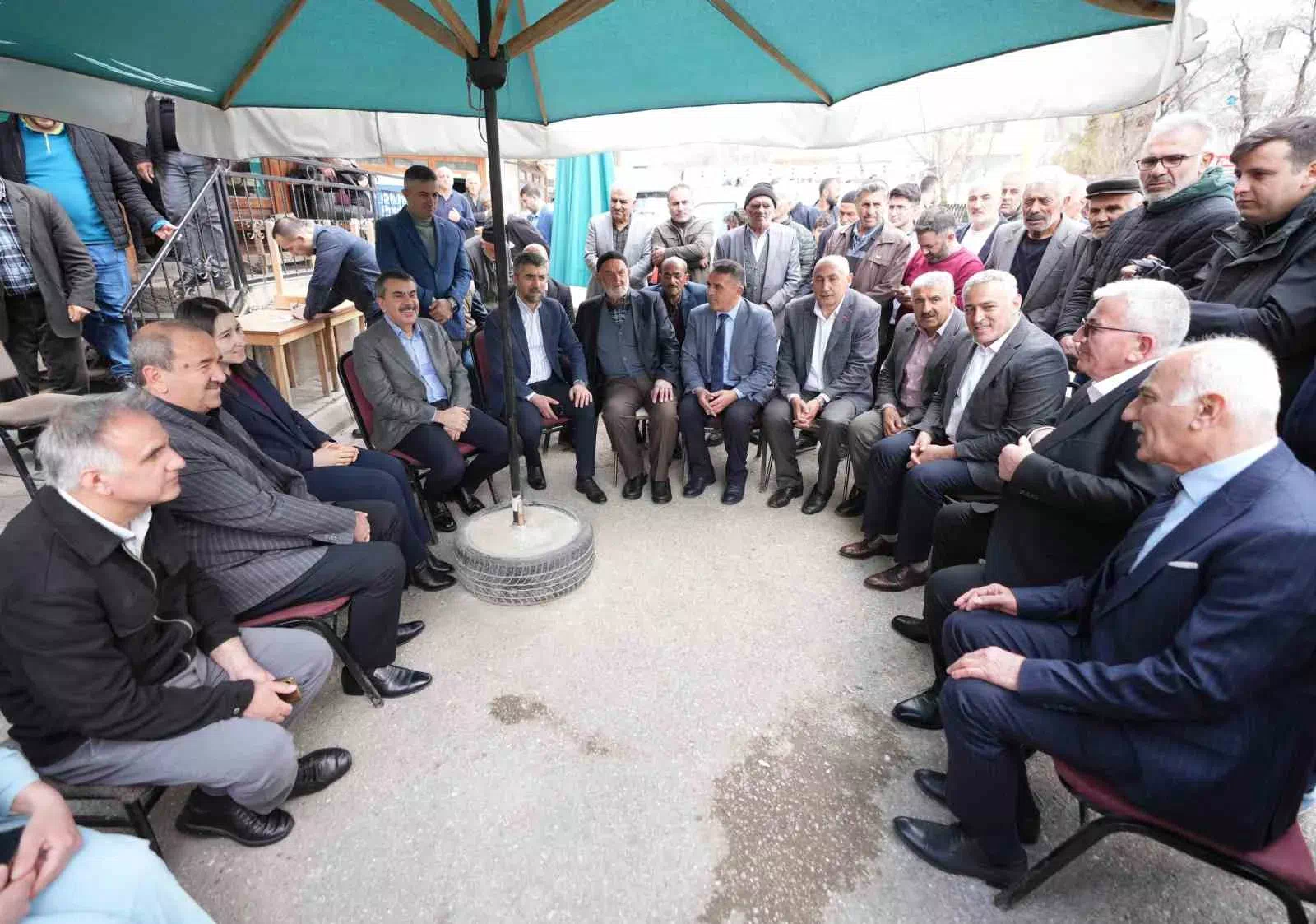 Milli Eğitim Bakanı Yusuf Tekin, Uzundere’de Hemşerileriyle Bayramlaştı.