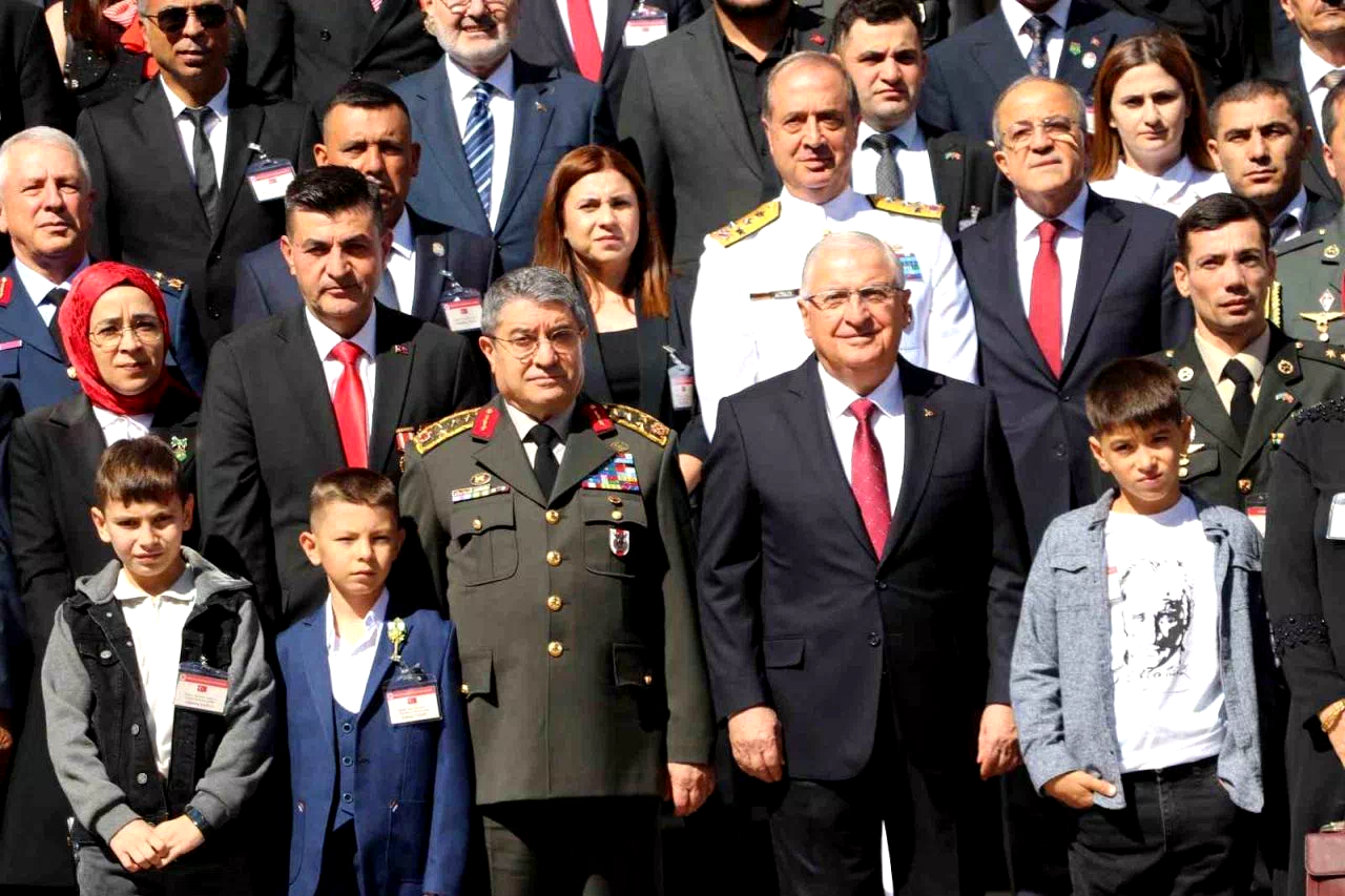 Milli Savunma Bakanı Güler: “PKK ve iktisatlı tüm gruplar yapılan çağrı ve alınan fesih kararı kapsamında derhal tüm terör faaliyetlerine son vermeli”