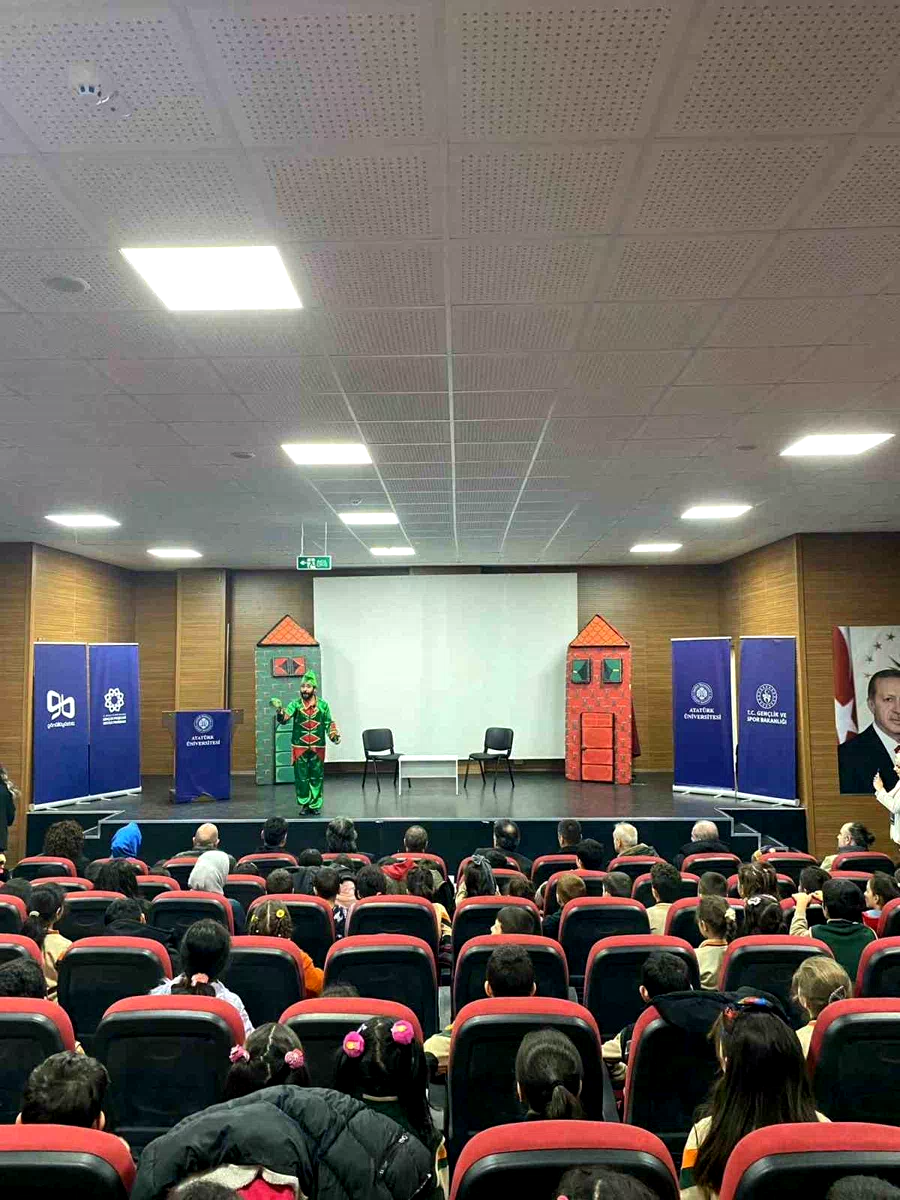 Milli teknoloji hamlesi “Karagöz ve Hacivat” ile tiyatro sahnesinde çocuklarla buluştu