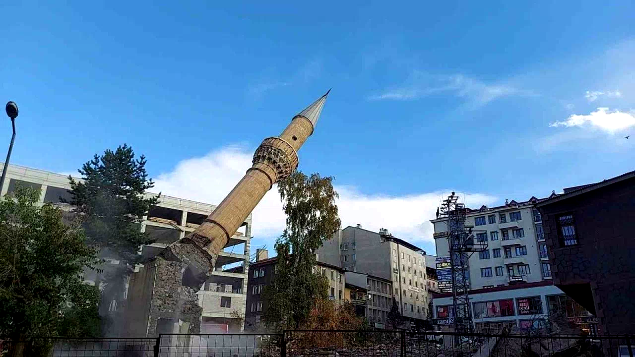 Minare saniyeler içinde yerle bir oldu
