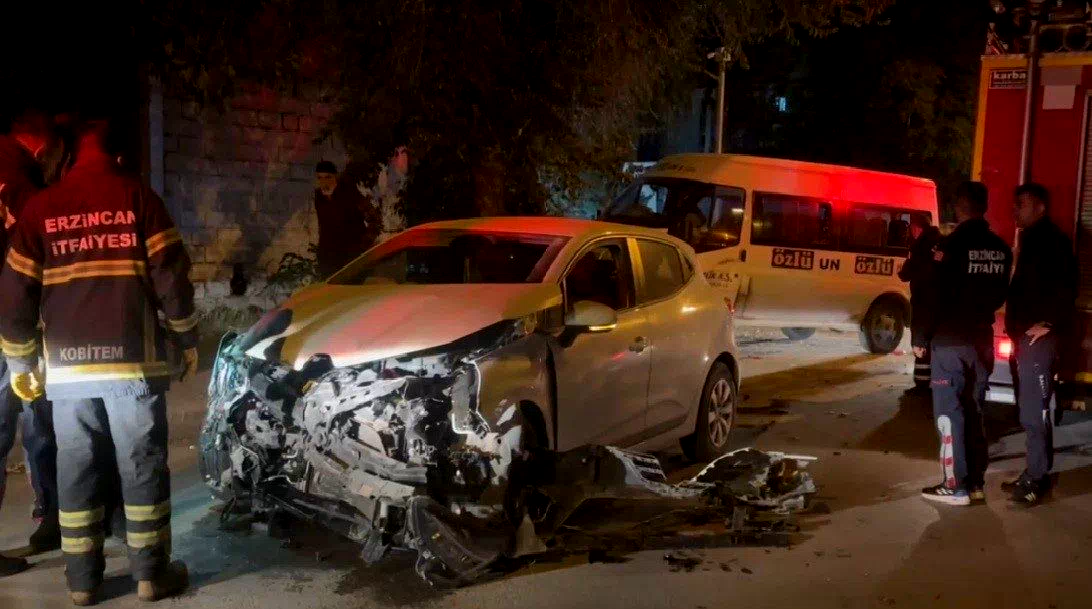 Minibüs ile otomobil çarpıştı: Ağaca çarparak durabildi!