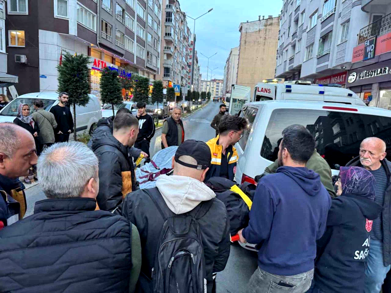 Minibüsün açılan kapısına çarpan motosikletli savruldu: 1 yaralı