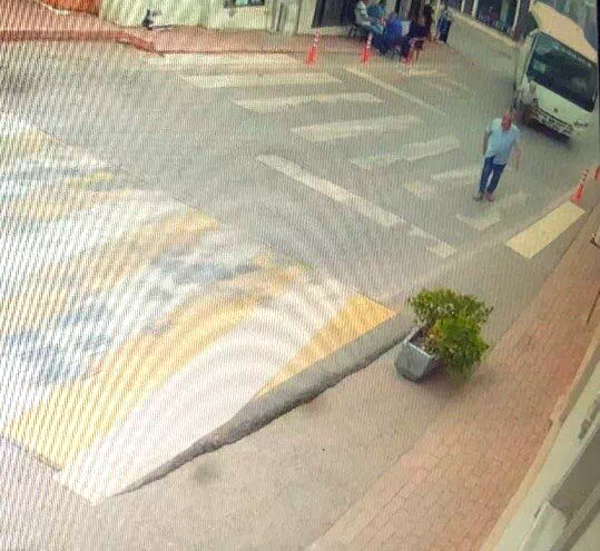 Minibüsün altında kalan yaşlı adam ağır yaralandı