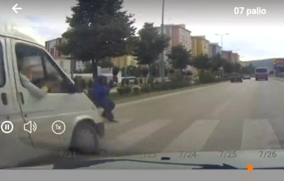 Minibüsün çarptığı yaya yaralandı: O anlar kamerada