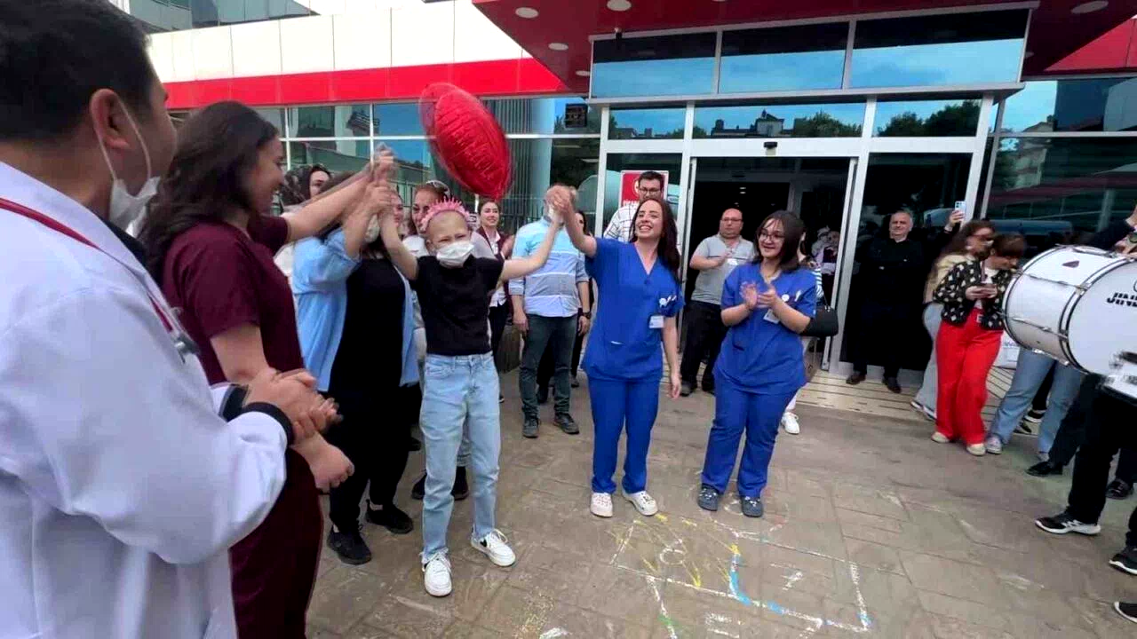 Minik Benay son kemoterapisini aldı, bando eşliğinde uğurlandı
