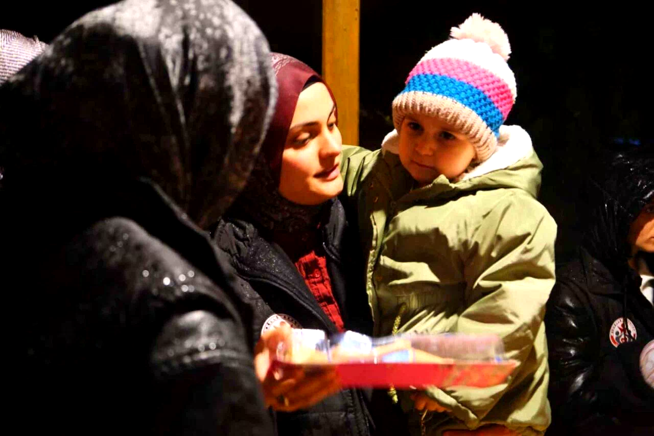Minik Hümeyra’ya umut olmak için evinin önünde sürpriz yaptılar