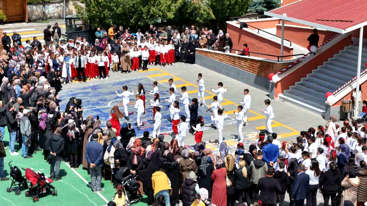 Miniklerden 19 Mayıs’a coşkulu kutlama