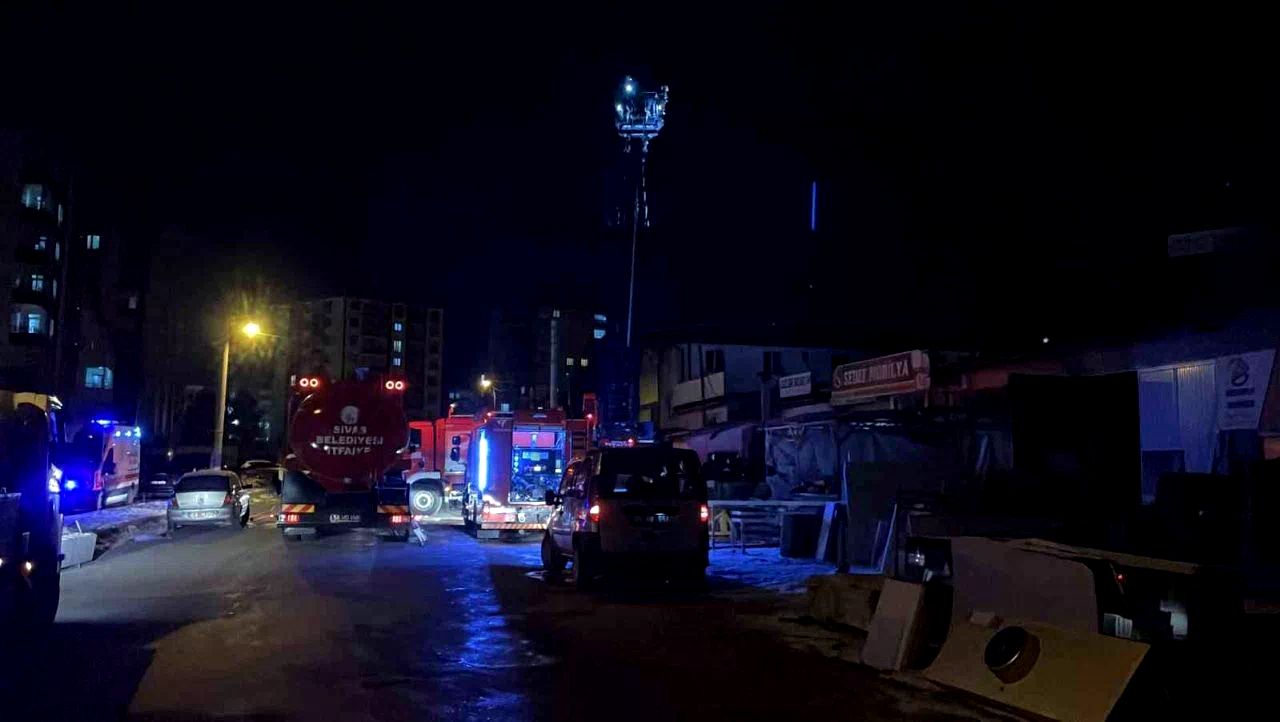 Mobilya imalathanesinde çıkan yangın paniğe neden oldu