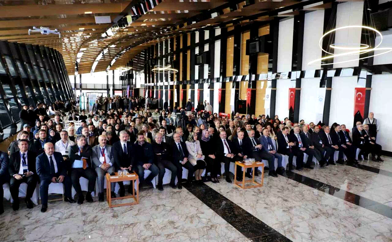 Moderatörlüğünü Rektör Hacımüftüoğlu’nun yaptığı “Kariyer yolculuğu söyleşisi” düzenlendi