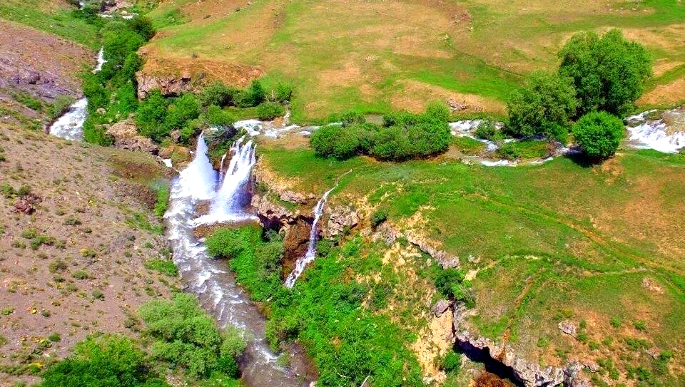 Motokroscuların kamerasından Erzincan’ın saklı cenneti Konarlı Şelalesi