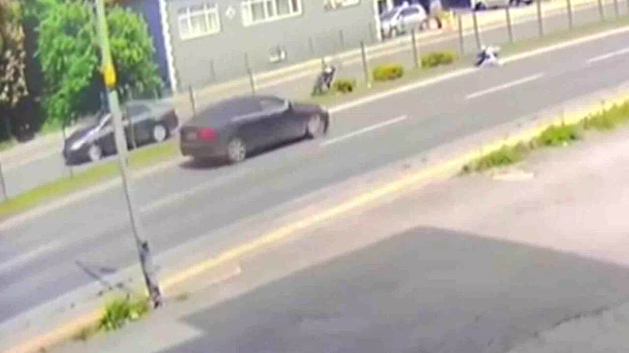 Motosiklet havada takla attı, sürücü metrelerce sürüklendi