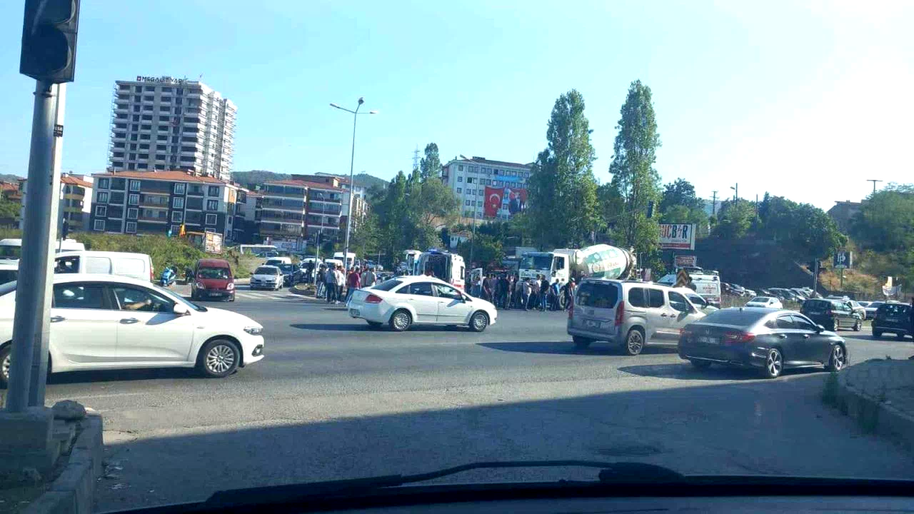 Motosiklet ile beton mikseri çarpıştı: 1 yaralı