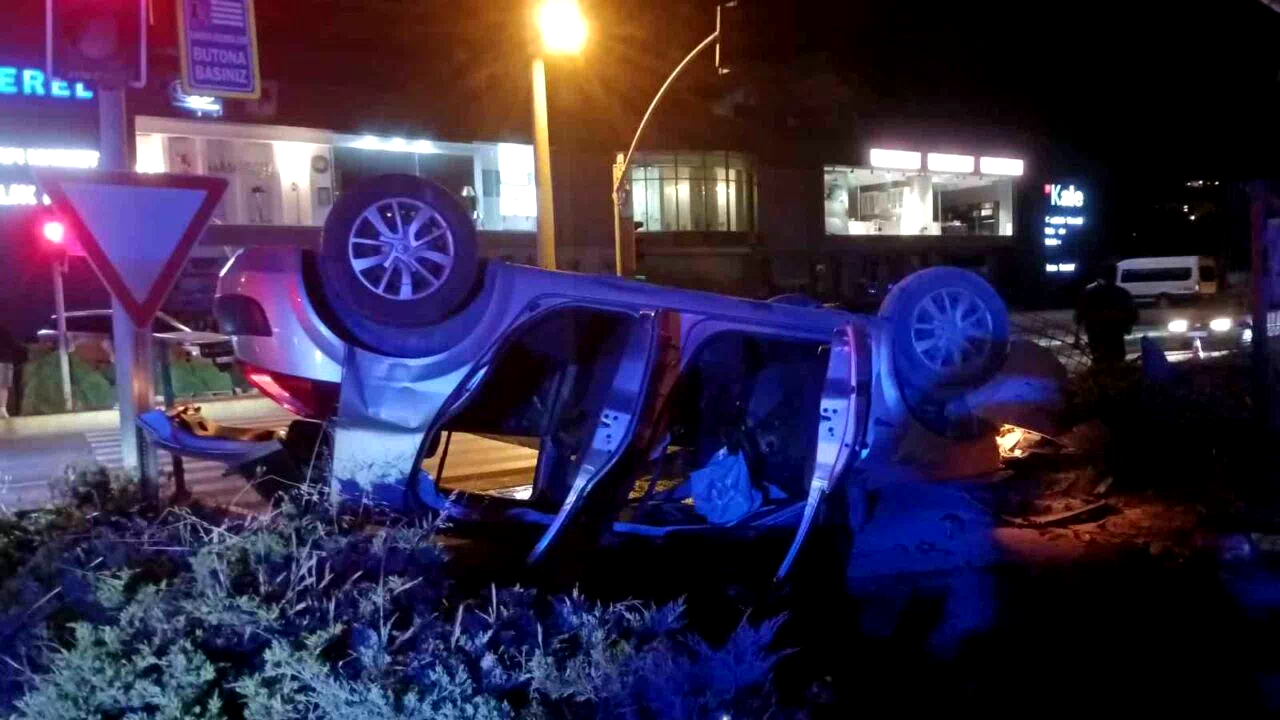 Motosiklet ile çarpışan otomobil takla atarak ters döndü: 1’i ağır 4 yaralı