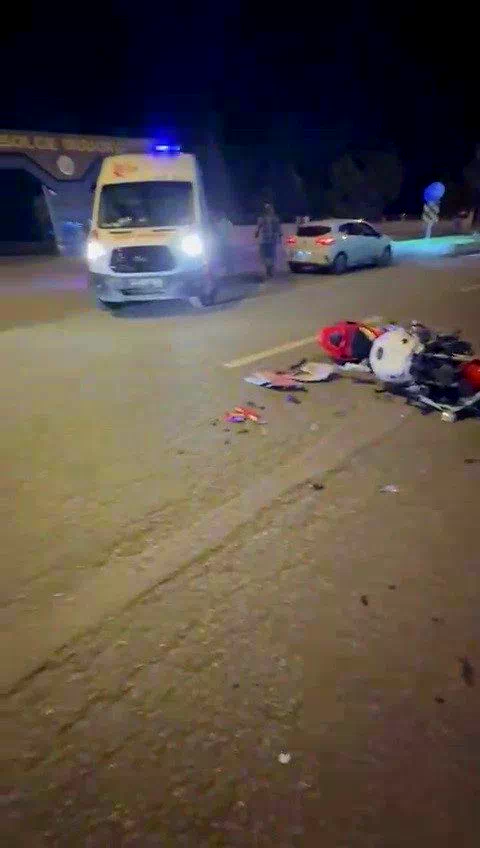 Motosiklet ile otomobil kafa kafaya çarpıştı